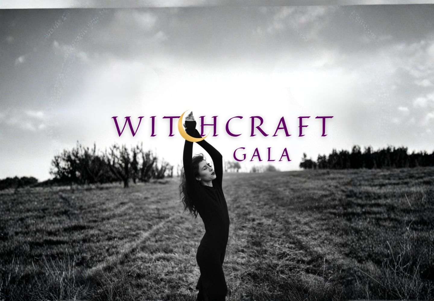 Žena v černých šatech tančí s pažemi vzepjatými k srpku měsíce na poli - grafika Witchcraft Gala